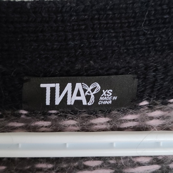 **3 FOR $25** TNA sweater - Picture 4 of 4